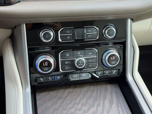 Used 2022 GMC Yukon XL Denali AWD/4WD image 9