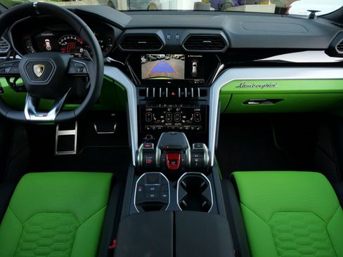 Used 2022 Lamborghini Urus AWD/4WD image 7
