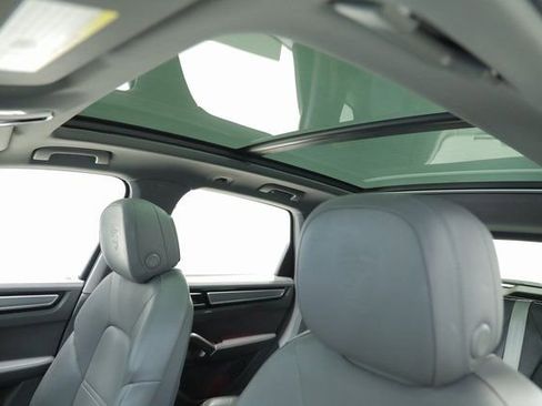 Used 2022 Porsche Cayenne Platinum Edition image 33