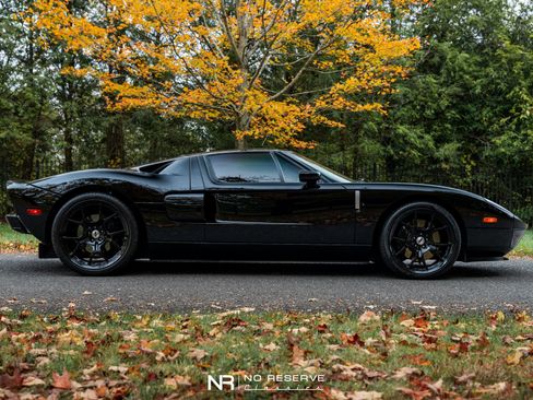 Used 2005 Ford GT image 11