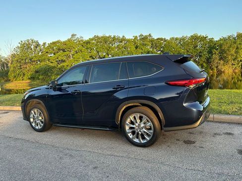 Used 2023 Toyota Highlander Limited image 3