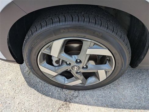 Used 2024 Hyundai Venue SEL image 9