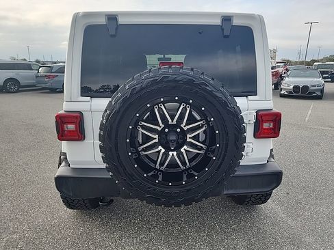 Used 2018 Jeep Wrangler Unlimited Sahara image 7