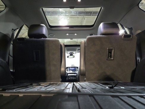 Used 2023 GMC Acadia SLT w/ Preferred Package image 8