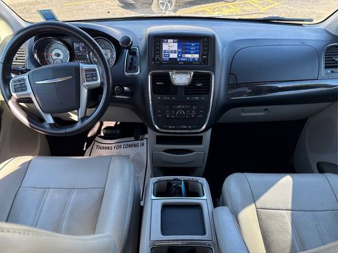 Used 2012 Chrysler Town & Country Touring-L w/ Driver Convenience Group image 21