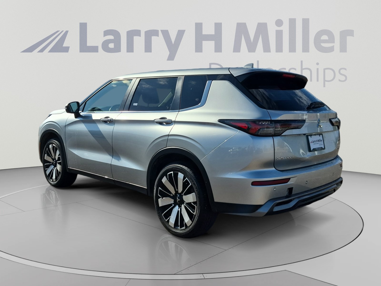 Used 2025 Mitsubishi Outlander SE AWD/4WD image 3