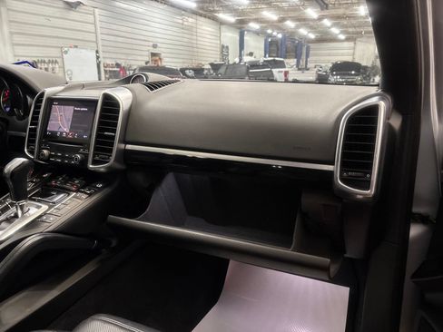 Used 2018 Porsche Cayenne AWD/4WD image 32