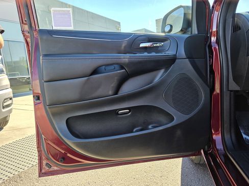 Used 2017 Dodge Grand Caravan SXT w/ Blacktop Package image 11