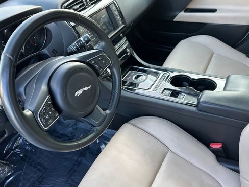 Used 2017 Jaguar XE image 5