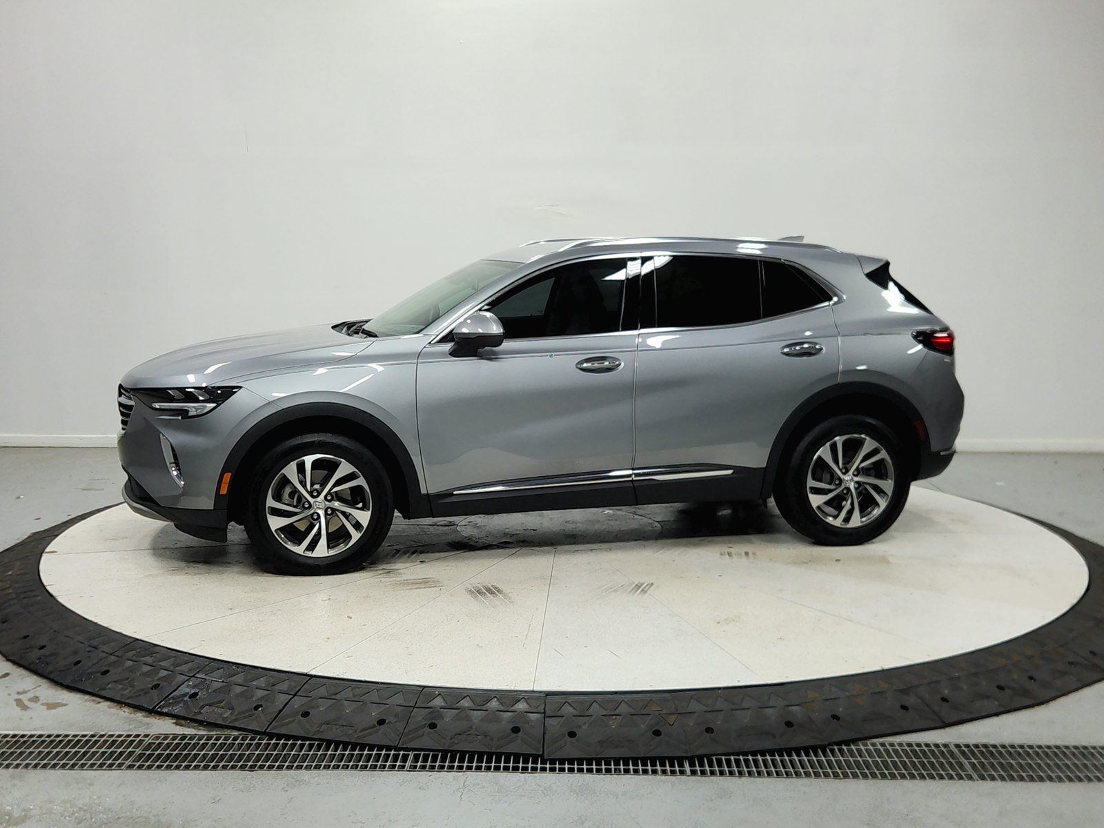 Used 2023 Buick Envision Essence w/ Technology Package I FWD image 5
