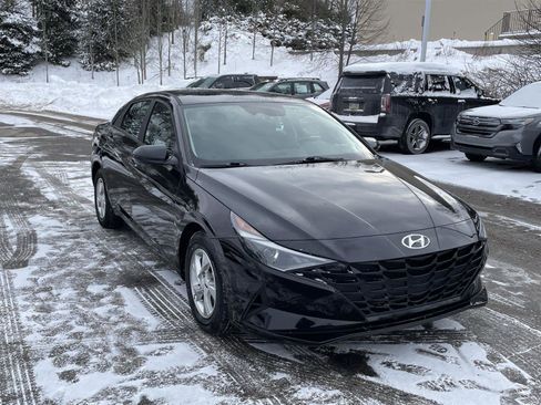 Used 2023 Hyundai Elantra SE w/ Preferred Accessory Package image 7