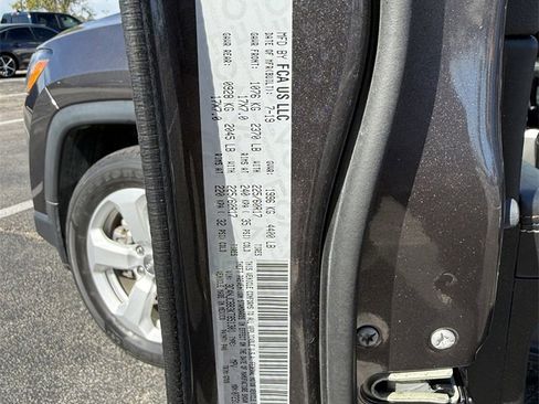 Used 2019 Jeep Compass Latitude image 29