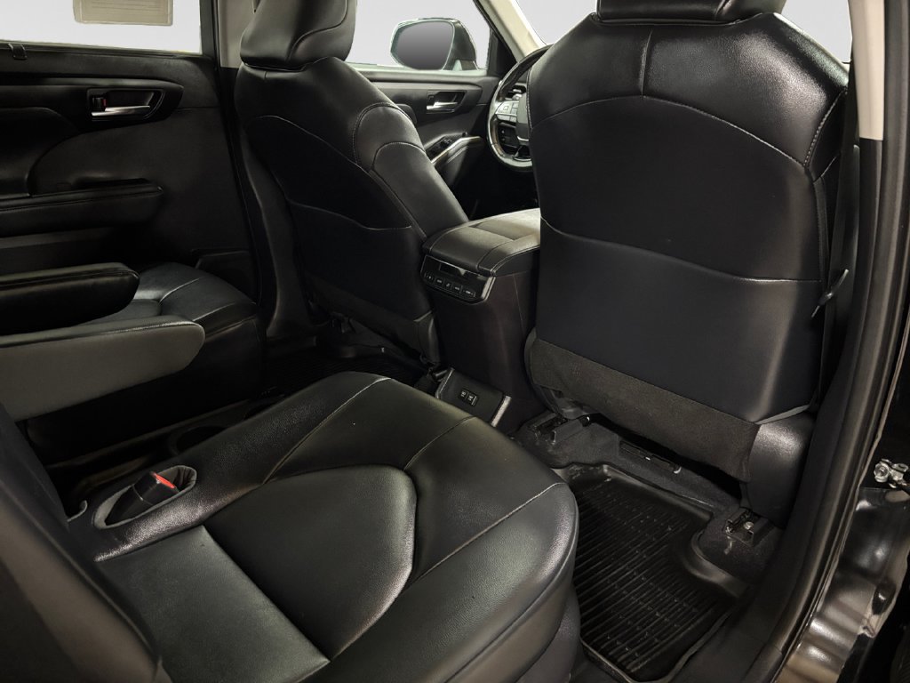 Used 2021 Toyota Highlander XLE AWD/4WD image 50