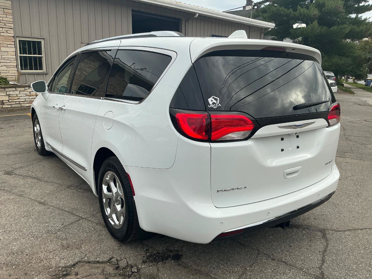 Used 2018 Chrysler Pacifica Limited FWD image 6