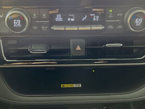 Used 2023 Toyota Highlander XLE FWD image 26