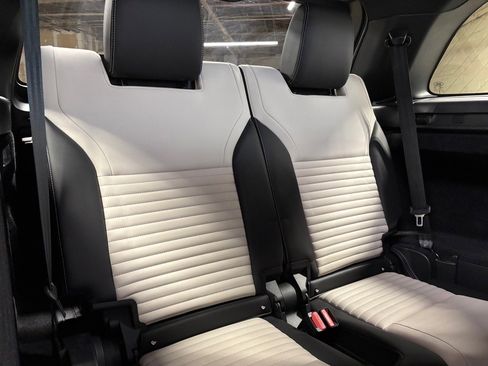 Used 2023 Land Rover Discovery S R-Dynamic image 40