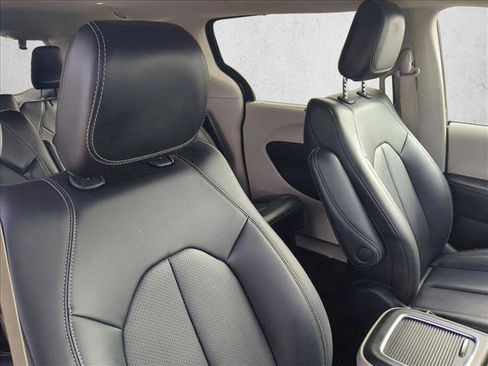 Used 2024 Chrysler Pacifica Touring-L image 20