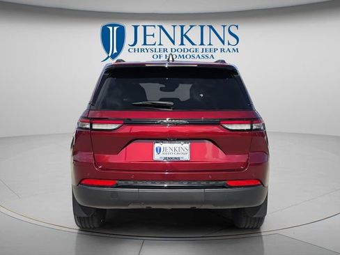 Used 2024 Jeep Grand Cherokee Altitude image 5