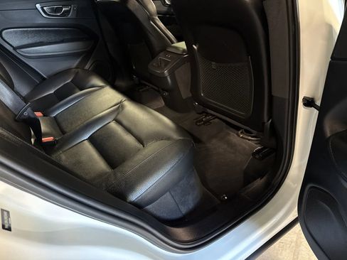Used 2022 Volvo XC60 B5 Momentum image 37
