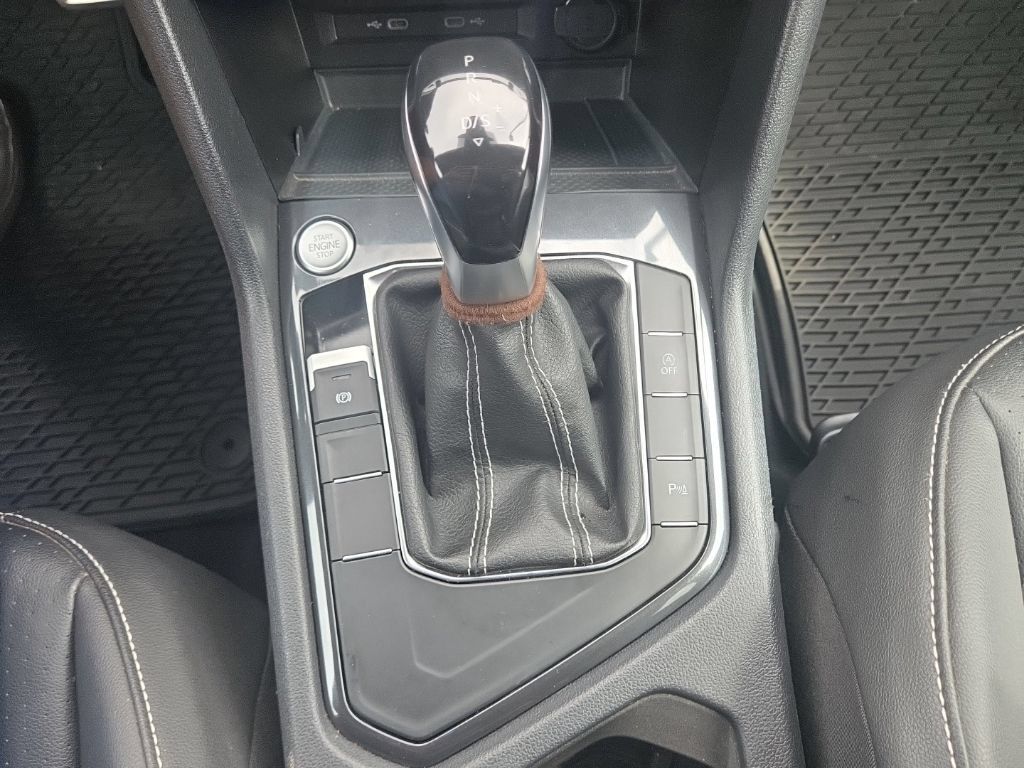 Used 2023 Volkswagen Tiguan SE R-Line FWD image 26