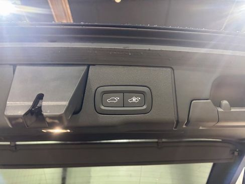 Used 2023 Volvo XC60 B6 Ultimate w/ Climate Package image 6