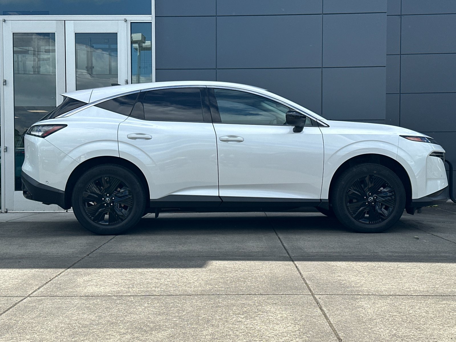 Used 2025 Nissan Murano SV AWD/4WD image 3