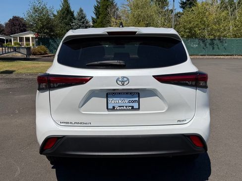 Used 2023 Toyota Highlander L AWD/4WD image 7