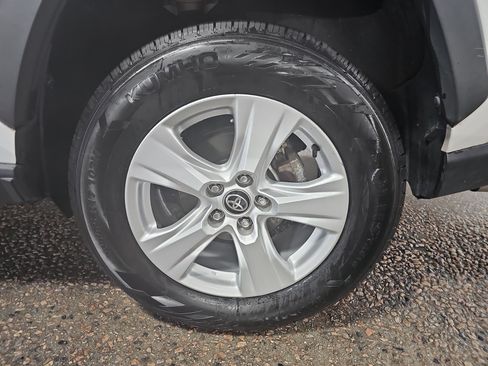 Used 2021 Toyota RAV4 XLE w/ Convenience Package FWD image 33