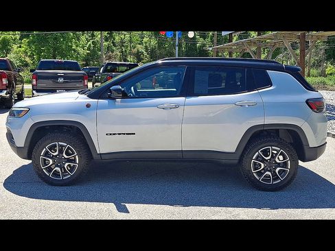 Used 2024 Jeep Compass Trailhawk w/ Trailhawk Elite Group AWD/4WD image 5