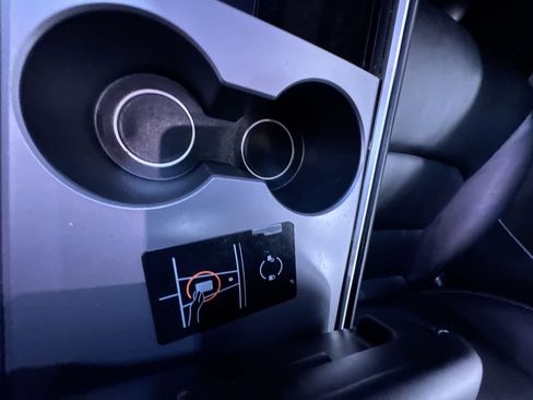 Used 2022 Tesla Model Y Long Range image 16