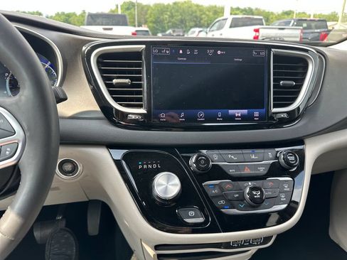 Used 2024 Chrysler Pacifica Touring-L FWD image 22
