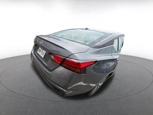 Used 2025 Nissan Altima 2.5 SV FWD image 17