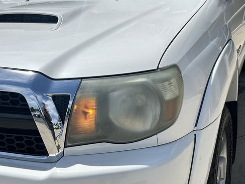 Used 2011 Toyota Tacoma 4x4 Access Cab V6 w/ TRD Sport Pkg image 9