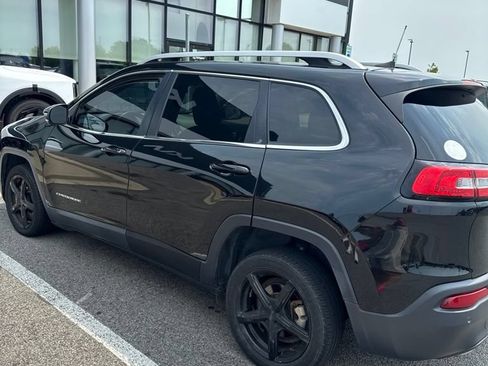 Used 2017 Jeep Cherokee Latitude w/ Comfort/Convenience Group FWD image 3