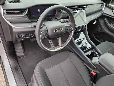 Used 2024 Jeep Grand Cherokee Laredo X image 17