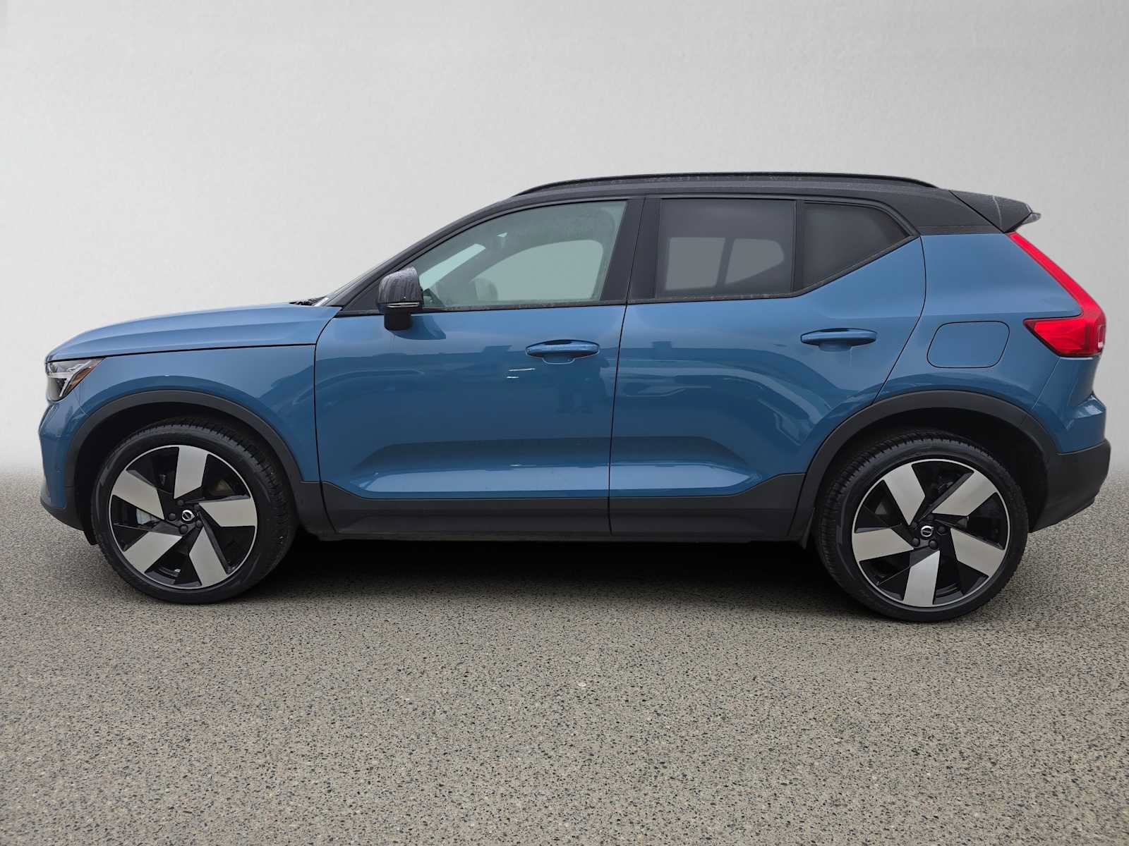 Certified 2023 Volvo XC40 Recharge Ultimate w/ Protection Package Premier AWD/4WD image 7