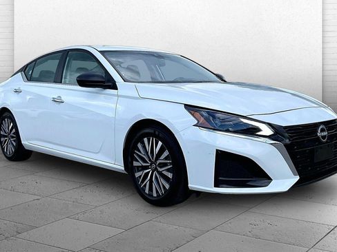 Used 2025 Nissan Altima 2.5 SV FWD image 1
