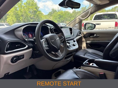 Used 2023 Chrysler Pacifica Touring-L FWD image 5