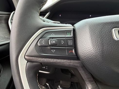Used 2023 Jeep Grand Cherokee Limited AWD/4WD image 25