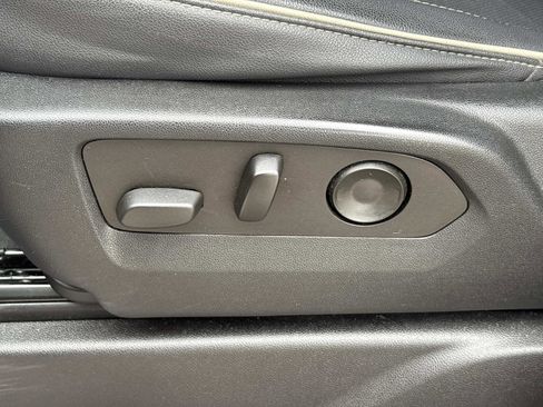 Used 2022 GMC Yukon XL SLT w/ SLT Luxury Package image 15