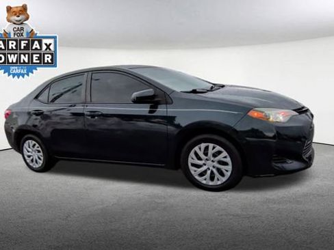 Used 2018 Toyota Corolla LE image 2