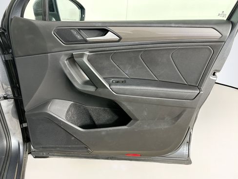 Used 2024 Volkswagen Tiguan SE image 33