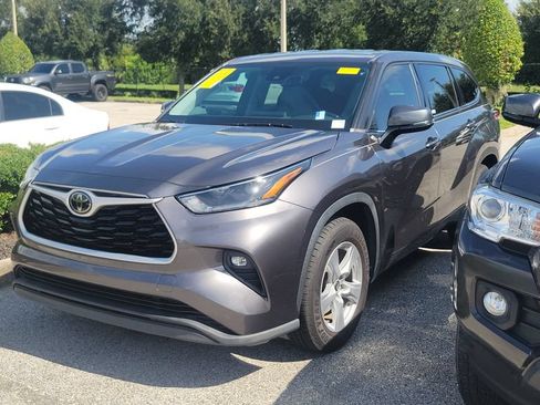 Used 2021 Toyota Highlander LE FWD image 1