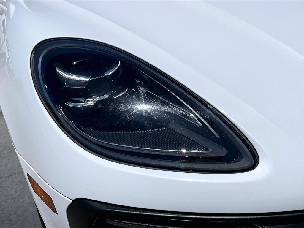 Certified 2024 Porsche Macan AWD/4WD image 11