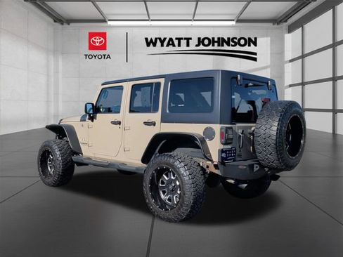 Used 2016 Jeep Wrangler Unlimited Sahara w/ Connectivity Group AWD/4WD image 3