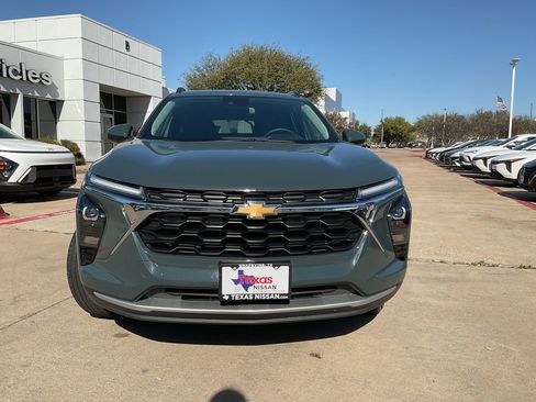 Used 2025 Chevrolet Trax LT w/ LT Convenience Package image 3