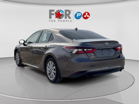 Used 2021 Toyota Camry LE image 3