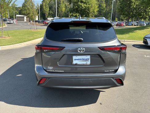 Used 2024 Toyota Highlander XLE AWD/4WD image 9