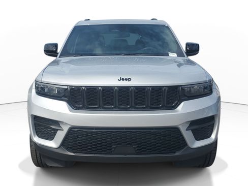 Used 2024 Jeep Grand Cherokee Altitude RWD image 3