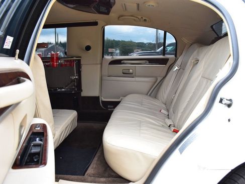 Used 2007 Lincoln Town Car Executive RWD image 20